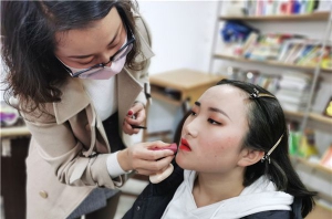 初学者选择南京化妆学校应当注意哪些问题