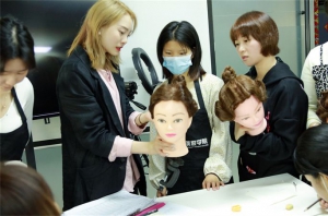 27岁女在南京学化妆是不是太晚了