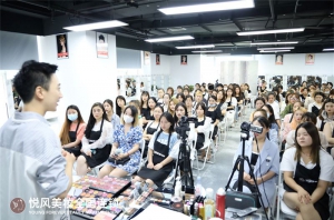在南京学化妆要当一名好的化妆师需要注意什么？