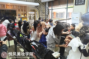 28岁家庭主妇、在南京学化妆再就业晚吗？