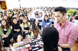 30岁学会计还是学化妆呢？求推荐南京学校？