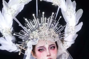 以前漫展排三小时队等妆娘，现在别人排队等我