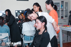 化妆培训怎么挑？从课程维度做横向对比